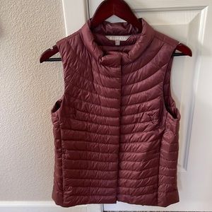 Athletes quilted down vest